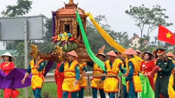 Nghi thức rước kiệu Đức Thánh Bạch Mã trong lễ hội, thu hút đông đảo người dân và du khách tham gia.