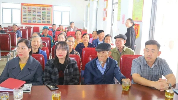 Cử tri cao tuổi Hồ Xuân Biểu (ngồi hàng đầu, đội mũ) chăm chú theo dõi hội nghị tiếp xúc cử tri trên địa bàn.