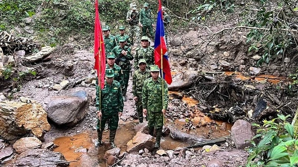 Đội hình tuần tra song phương hai nước vượt địa hình hiểm trở.