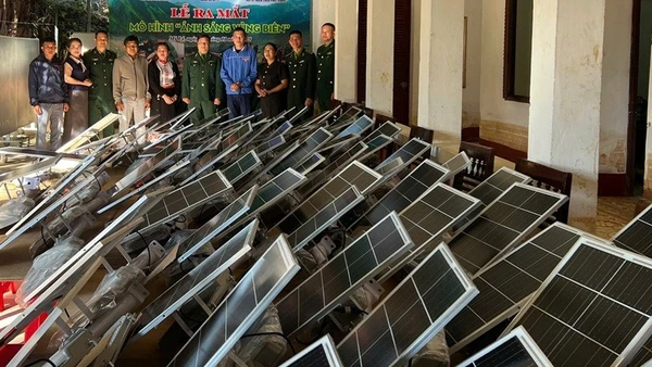 Lãnh đạo Đồn Biên phòng Mỹ Lý và địa phương trong lễ ra mắt mô hình “Ánh sáng vùng biên”.