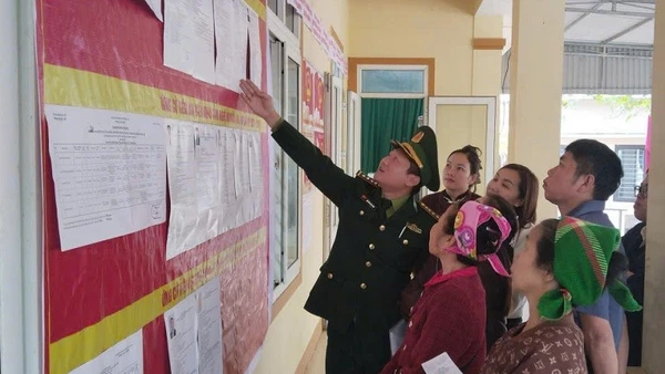 Các cử tri tìm hiểu các ứng cử viên.