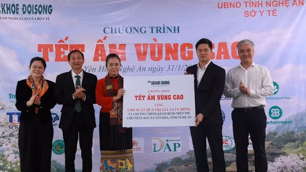 Tại Chương trình "Tết ấm vùng cao", Báo Sức khỏe & Đời Sống trao tặng quà cho bà con xã Yên Hòa với tổng trị giá khoảng 1,6 tỷ đồng.