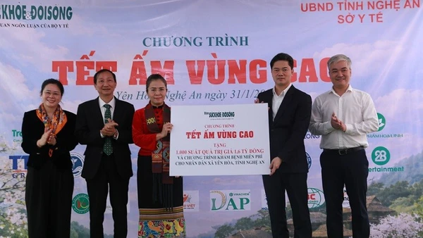 Tại Chương trình "Tết ấm vùng cao", Báo Sức khỏe & Đời Sống trao tặng quà cho bà con xã Yên Hòa với tổng trị giá khoảng 1,6 tỷ đồng.