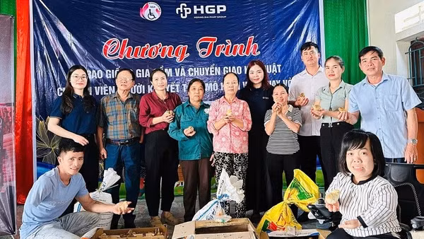 Đặng Thị Kim Oanh (ngồi bên phải phía trước) cùng các thành viên câu lạc bộ trao con giống hỗ trợ sinh kế cho hội viên người khuyết tật tại xã Hạnh Lâm. (Ảnh nhân vật cung cấp)