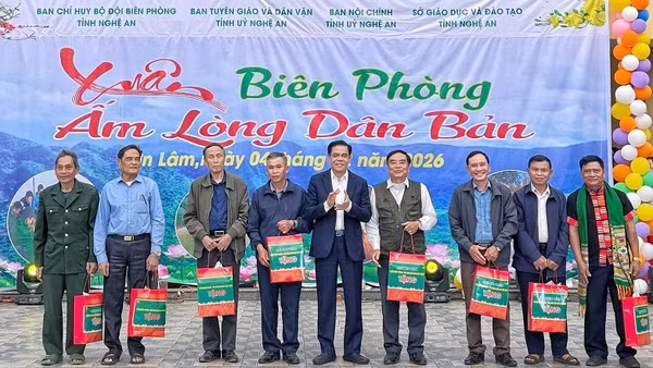 Trao quà Tết tặng các gia đình chính sách ở xã Sơn Lâm.