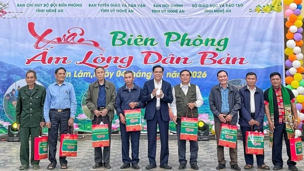 Trao quà Tết tặng các gia đình chính sách ở xã Sơn Lâm.