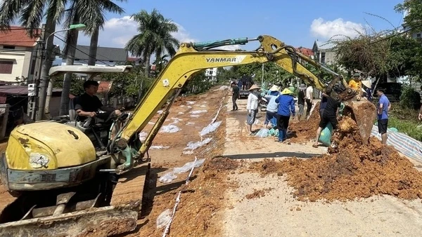 Khắc phục sự cố sạt lở đê tại xã Đa Phúc. 