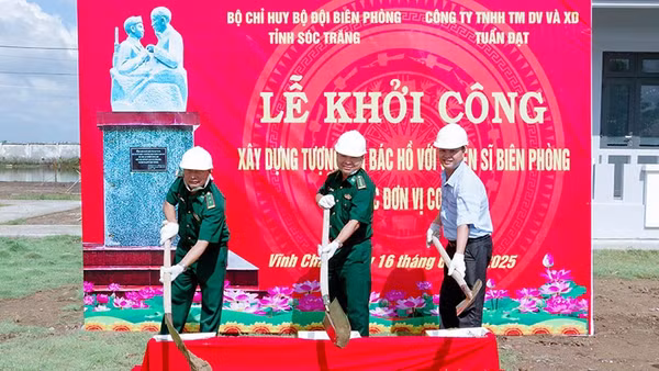 Các đại biểu động thổ khởi công xây dựng Tượng đài “Bác Hồ với chiến sĩ Biên phòng”. 
