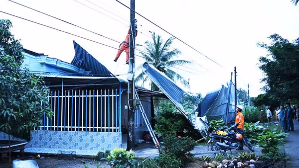 Ngành điện lực đã phục hồi đường dây điện bảo đảm sinh hoạt cho người dân.