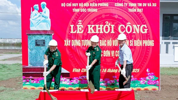 Các đại biểu động thổ khởi công xây dựng Tượng đài “Bác Hồ với chiến sĩ Biên phòng”. 