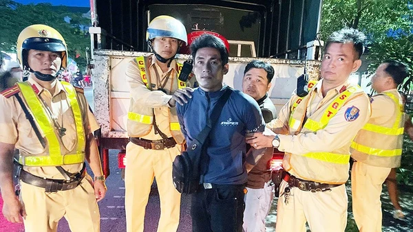 Phòng Cảnh sát hình sự phối hợp Phòng Cảnh sát giao thông Công an thành phố Cần Thơ bắt giữ đối tượng Dương Chí Tính.