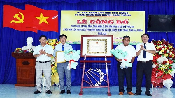 Trao Quyết định của Bộ Văn hóa, Thể thao và Du lịch đưa Lễ hội Thắk Côn vào Danh mục di sản văn hóa phi vật thể quốc gia.