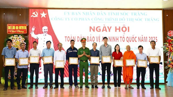 Khen thưởng các tập thể tiêu biểu trong phong trào toàn dân bảo vệ an ninh Tổ quốc.