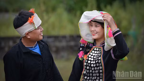 Trang phục cưới truyền thống của người Si La. 