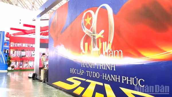 Chuẩn bị lễ bế mạc triển lãm thành tựu đất nước. 