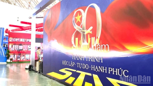 Chuẩn bị lễ bế mạc triển lãm thành tựu đất nước. 