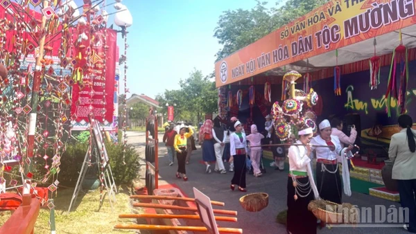 Đồng bào dân tộc Mường tham gia các hoạt động dịp tết dương lịch tại Làng Văn hóa-Du lịch các dân tộc Việt Nam. 