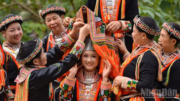 Trang phục cô dâu của phụ nữ Dao đỏ ở Tân Lĩnh, Lào Cai. 