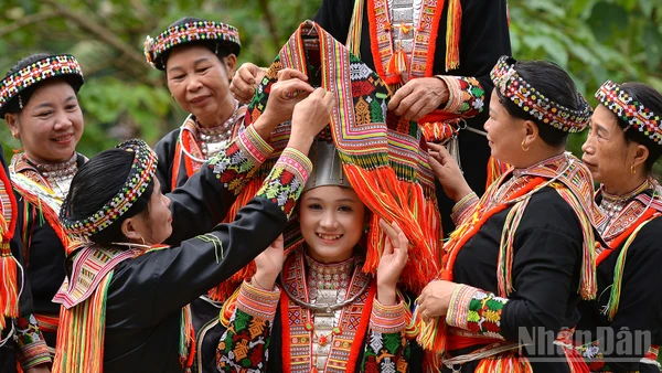 Trang phục cô dâu của phụ nữ Dao đỏ ở Tân Lĩnh, Lào Cai. 