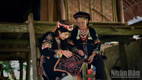 Phụ nữ Dao quần trắng ở xã Phúc An, huyện Yên Bình, tỉnh Yên Bái. (Ảnh: VŨ LINH)