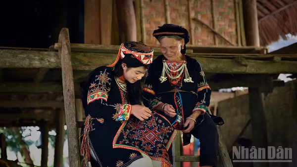 Phụ nữ Dao quần trắng ở xã Phúc An, huyện Yên Bình, tỉnh Yên Bái. (Ảnh: VŨ LINH)