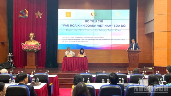 Quang cảnh họp báo. 