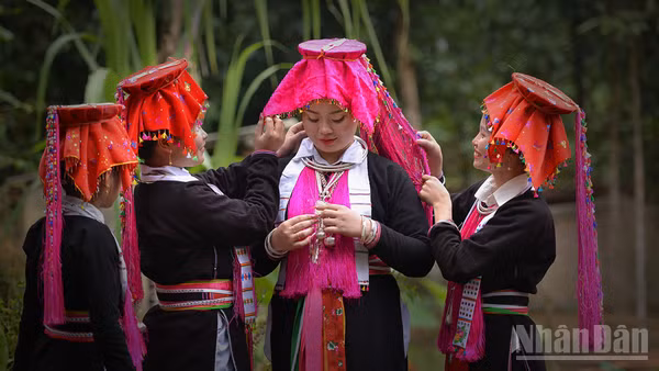 Cô dâu Đặng Thị Dần (thôn Làng Đẩu, xã Phúc Khánh, tỉnh Lào Cai) trong ngày cưới. (Ảnh: Đặng Vũ Linh) 