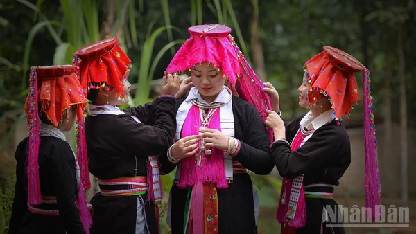 Cô dâu Đặng Thị Dần (thôn Làng Đẩu, xã Phúc Khánh, tỉnh Lào Cai) trong ngày cưới. (Ảnh: Đặng Vũ Linh) 