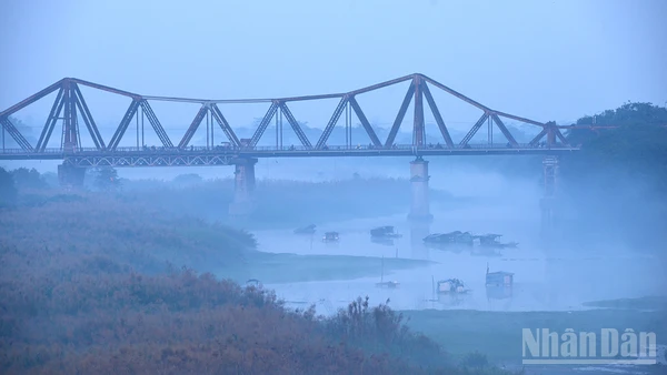 Sương chiều bao bọc cầu Long Biên. (Ảnh: Vũ Linh) 