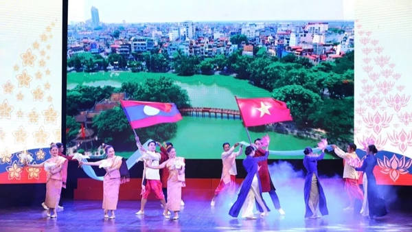 Chương trình biểu diễn do đoàn nghệ thuật nước Cộng hòa Dân chủ Nhân dân Lào thực hiện. (Ảnh: VIỆT HÙNG)