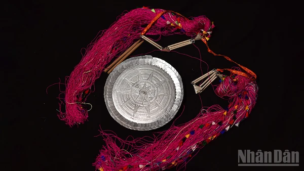 Đĩa bạc bên trong chiếc mũ truyền thống của phụ nữ Dao Tuyển. (Ảnh: ĐẶNG VŨ LINH)