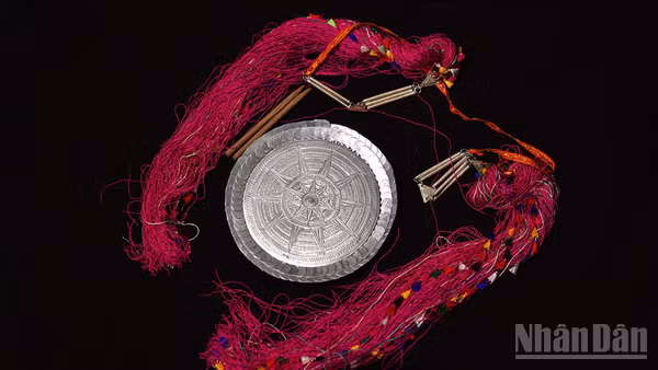 Đĩa bạc bên trong chiếc mũ truyền thống của phụ nữ Dao Tuyển. (Ảnh: ĐẶNG VŨ LINH)