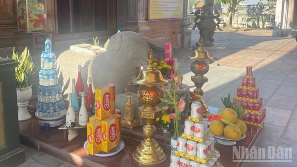 Tượng voi đá được phụng thờ trong Đền A Sào. 