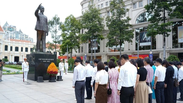 Đoàn đại biểu Liên hoan Phim Việt Nam dâng hoa tại công viên Tượng đài Chủ tịch Hồ Chí Minh. 