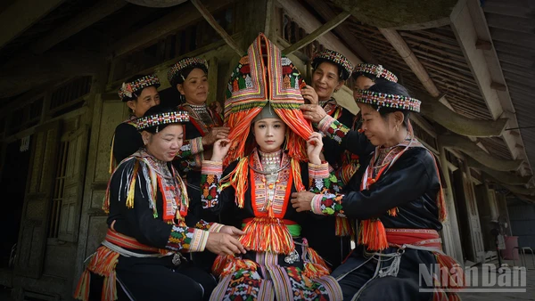 Trang phục cô dâu của phụ nữ Dao đỏ ở Tân Lĩnh, Lào Cai.