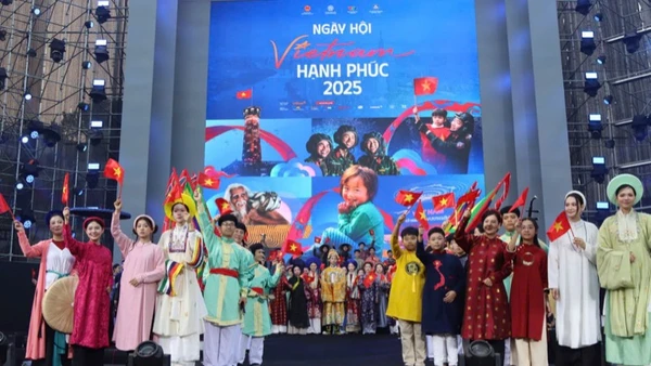 Tái hiện trang phục Việt qua các thời kỳ tại Ngày hội Việt Nam hạnh phúc 2025. 