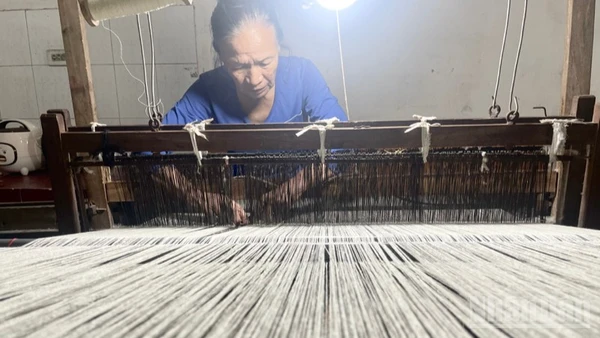 Nghệ nhân làng nghề dệt đũi Nam Cao. 