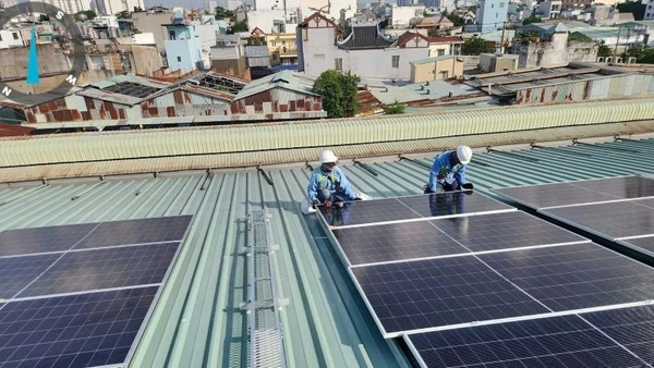 Lắp đặt thêm hệ thống điện mặt trời trên mái khu nhà máy Tập đoàn LTP (Đan Mạch) tại Thành phố Hồ Chí Minh. (Ảnh: ĐẠI SỨ QUÁN ĐAN MẠCH TẠI VIỆT NAM)