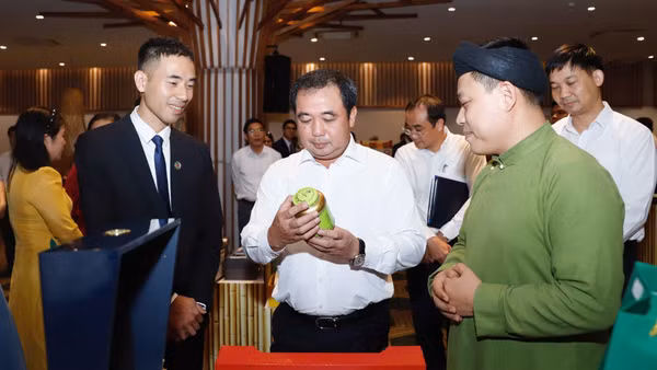 Quyền Bộ trưởng Nông nghiệp và Môi trường Trần Đức Thắng bên sản phẩm trà Việt. (Ảnh: PV)