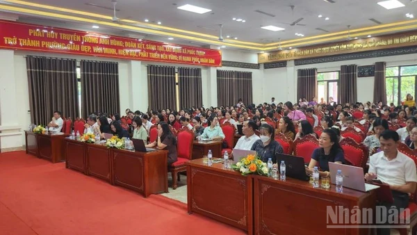 Các đại biểu tham dự hội nghị và tập huấn tại trụ sở Ủy ban nhân dân xã Phúc Thịnh. (Ảnh: PV)