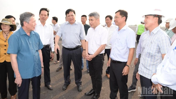 Lãnh đạo tỉnh Đồng Tháp thăm hỏi, động viên các đơn vị thi công cao tốc Cao Lãnh-An Hữu giai đoạn 1.