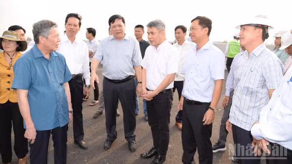 Lãnh đạo tỉnh Đồng Tháp thăm hỏi, động viên các đơn vị thi công cao tốc Cao Lãnh-An Hữu giai đoạn 1.