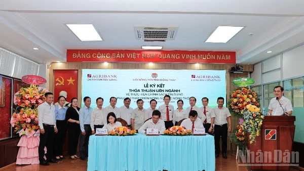 Các đơn vị ký kết thỏa thuận về thực hiện chính sách tín dụng phục vụ phát triển nông nghiệp, nông thôn.