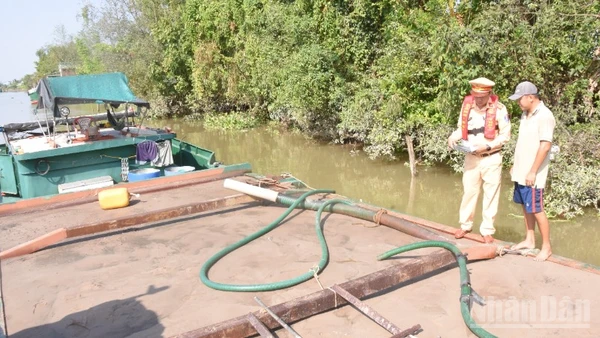 Lực lượng Công an tiến hành kiểm tra phương tiện có dấu hiệu vi phạm.