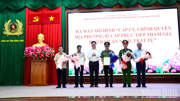 Đồng chí Phạm Thành Ngại trao Quyết định thành lập mô hình “Cấp ủy, chính quyền địa phương hai cấp trực tiếp tham gia bảo đảm an ninh trật tự”. 