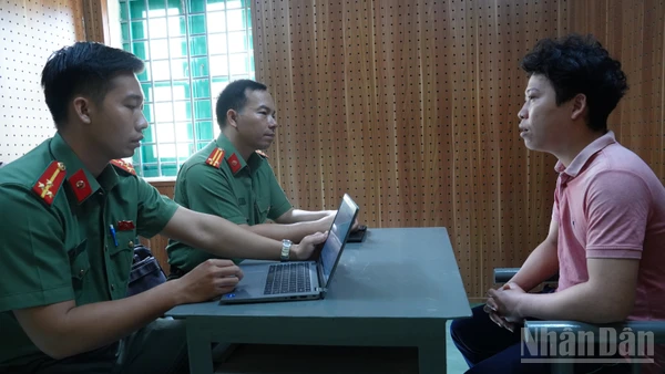 Cơ quan Cảnh sát điều tra Công an tỉnh Đồng Tháp làm việc với đối tượng Lê Thành An. (Ảnh: DUY PHƯƠNG)