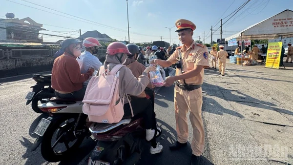 Lực lượng Cảnh sát giao thông tổ chức phát nước cho người dân.