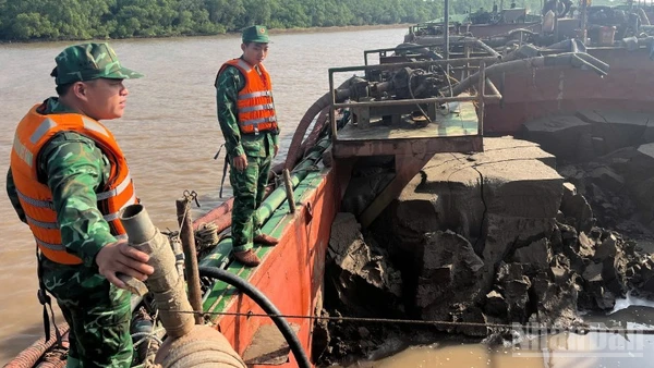 Tổ công tác kiểm tra phương tiện vi phạm trên biển. 