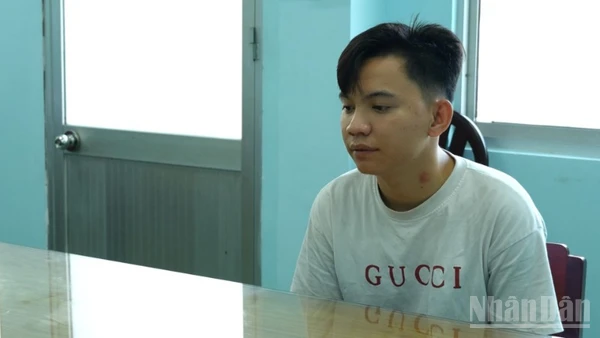 Bị can Nguyễn Tấn Phát bị khởi tố về hành vi tàng trữ trái phép vũ khí quân dụng. 