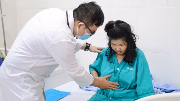 Một bệnh nhân nghi ngộ độc thực phẩm sau khi ăn bánh mì tại xã Ea Đrăng đang điều trị tại Bệnh viện đa khoa Thiện Hạnh.